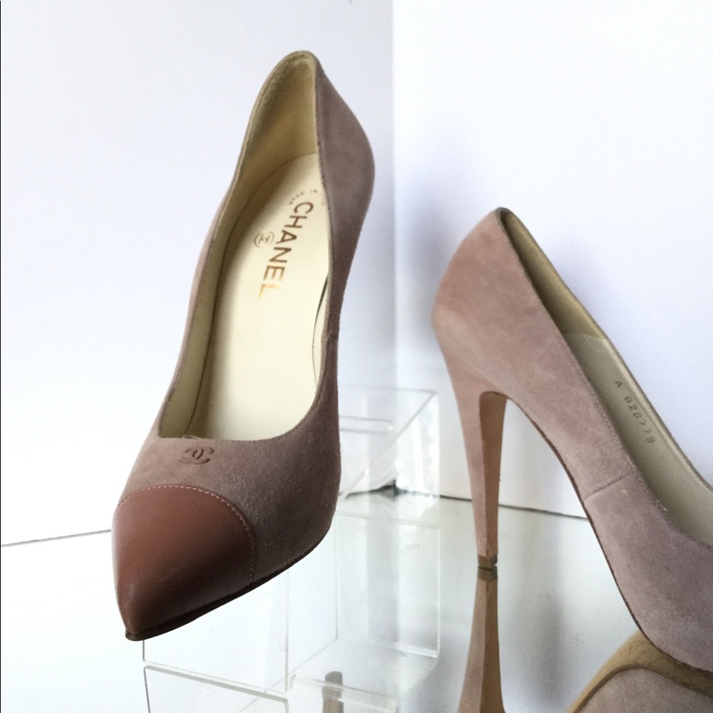 CHANEL Nude CC Logo Leather Cap Toe & Suede Pumps (Size 39.5)